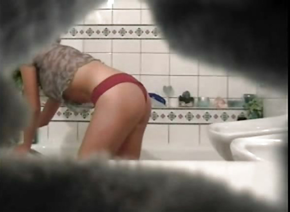 Онлайн любительское подглядывание за купанием фигуристой девушкой в ванной